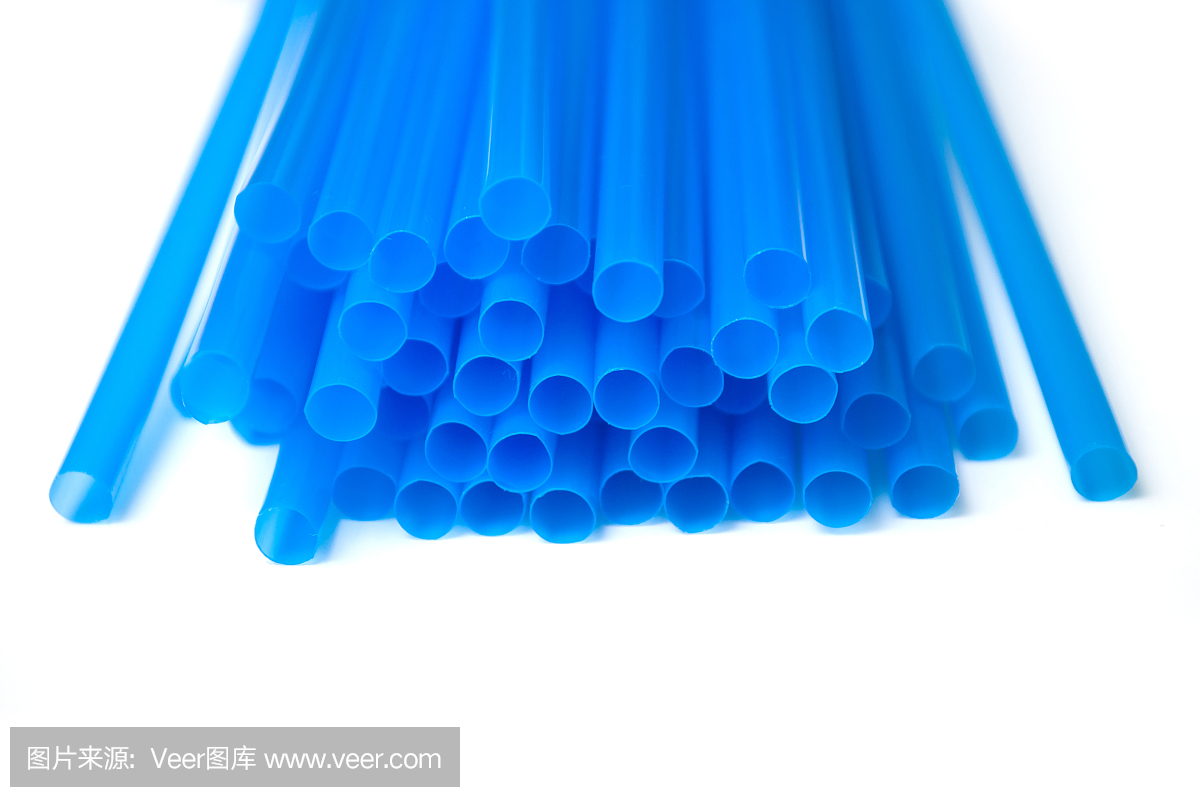 白色背景上的藍(lán)色塑料吸管